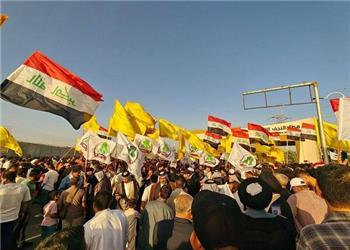 تجمع گسترده عراقیها مقابل فرودگاه نجف در محکومیت توقف پروازهای ایران